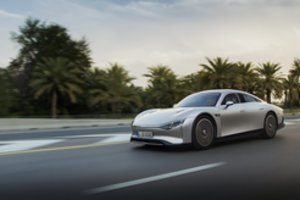Naujas „Mercedes“ rekordas: elektromobiliu nuvažiavo daugiau nei tūkstantį kilometrų viena įkrova