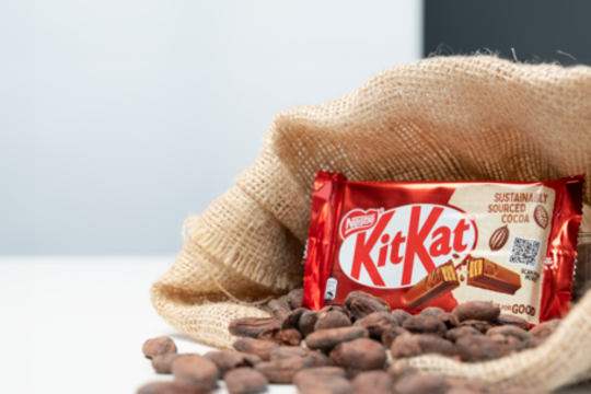 „Nestle“ pristatė pirmąjį KitKat, gaminamą iš kakavos masės, gautos iš pupelių, kurias užaugino ūkininkų šeimos, dalyvaujančios bendrovės pajamų augimo spartinimo programoje.