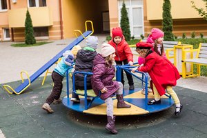 Darželinukų konfliktai: kaip mokyti juos spręsti