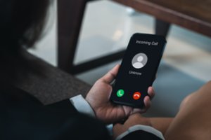 Stoja į dar aktyvesnę kovą su sukčiais – blokuos įtartinus skambučius