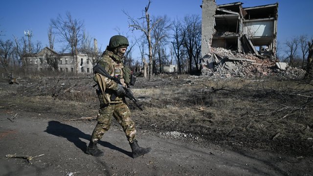 Rusų kareiviams uždrausta kalbėtis su okupuotų Ukrainos teritorijų gyventojais: įvardijo priežastį