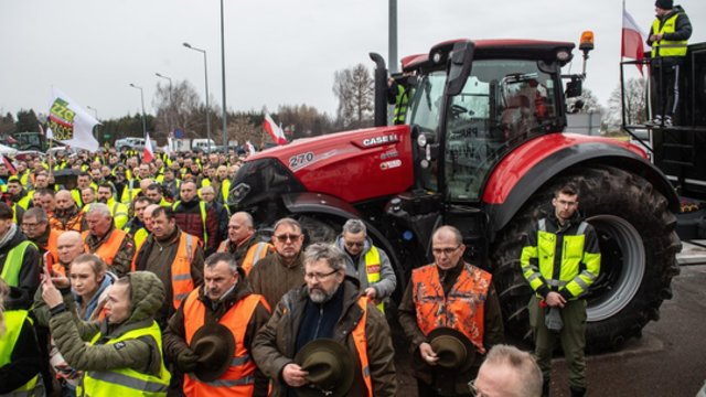 Lenkai masiškai blokuoja kelius bei sieną su Vokietija: protestuoja apie 70 tūkst. ūkininkų