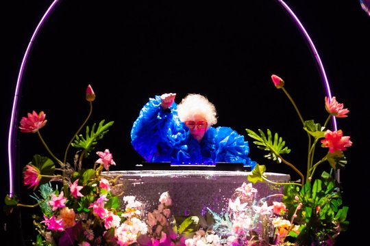 Ypatingai įvertinto dokumentinio filmo „Vika!“ premjeroje Lietuvoje – 84-erių didžėjos gyvenimas