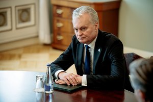 Visuomenės apklausos: krito pasitikėjimas G. Nausėda
