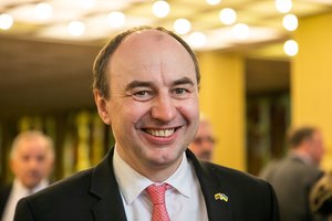 Iš posto verčiamas Seimo kancleris: išgirdus kritiką, pirmoji reakcija buvo šypsena