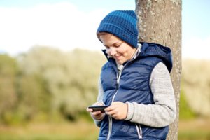 Iš savo patirčių nesimoko: tyrimas atskleidžia, kad tėvai apie grėsmes vaikams internete žino, bet abejingumas auga