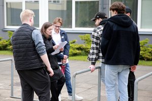 11-okų kantrybė trūko: dėl tarpinių patikrinimų chaoso penktadienio vakarą leis šalia ministerijos