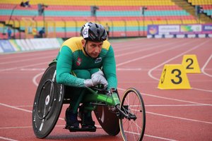 Maratonininkas su vežimėliu: nesustabdo net iki gilių žaizdų nutrintos rankos