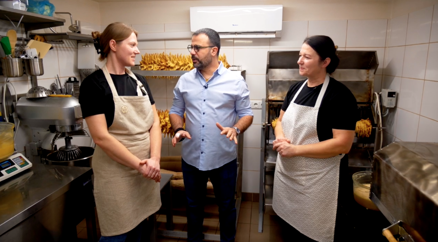 Vievyje Gian Lucą pasitiks mama ir dukra – Nijolė ir Iveta, kepyklos įkūrėjos.<br>Pranešimo autorių nuotr.