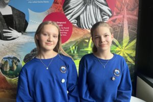 Moksleivių tvaraus verslo idėjos – ne tik Žemės dienai: puoštis galima ir segėmis iš kamštelių