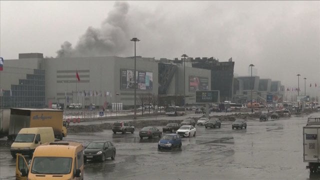 Parodė vaizdus po išpuolio Maskvos koncertų salėje: iki šiol kyla dūmai