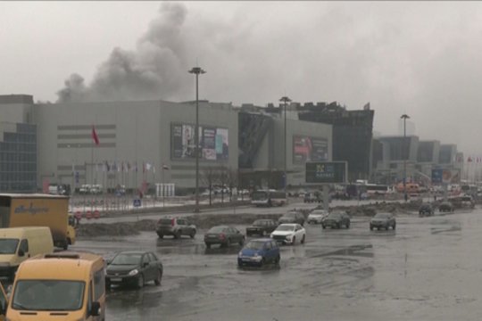 Parodė vaizdus po išpuolio Maskvos koncertų salėje: iki šiol kyla dūmai