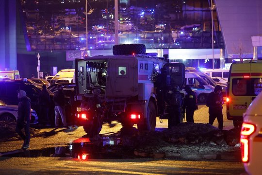 Išpuolio Maskvoje detalės: užpuolikų negailestingumas, kritika Rusijai ir įspėjimas iš JAV