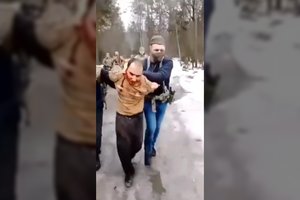 Rusai paskelbė įrašą, kur įvykdoma brutali egzekucija: teroristu vadinamam vyrui nupjovė ausį ir vertė ją valgyti