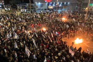 Tūkstančiai žmonių Izraelyje reikalavo įkaitų paleidimo