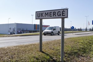 „Viena ranka finansuoja, kita ranka nieko neduoda“: Ukmergės rajono autobusų parkas norėtų įsigyti elektrinių autobusų, tačiau ES parama blokuojama