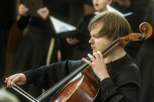 Violončelininkas G.Pyšniakas su orkestru grojo A.Šenderovo „Concerto in Do“.
