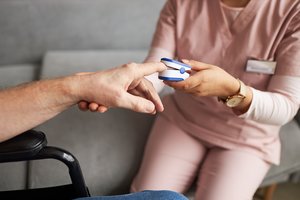 Ėmė pinigus už slaugą namie, kai pacientas gulėjo ligoninėje: gydymo įstaigos grąžino neteisėtai panaudotas lėšas