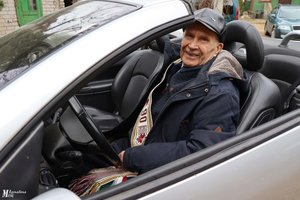 Kabrioletu važinėjantis 90-metis ignalinietis stebina ir sveikata, ir aktyvumu: vasarą mėgsta pralėkti su vėjeliu