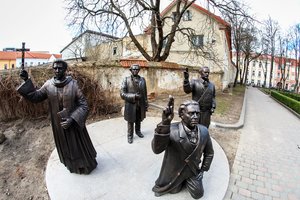 Nauja skulptūra Vilniaus senamiestyje kelia šurmulį: memų ir asmenukių objektas?