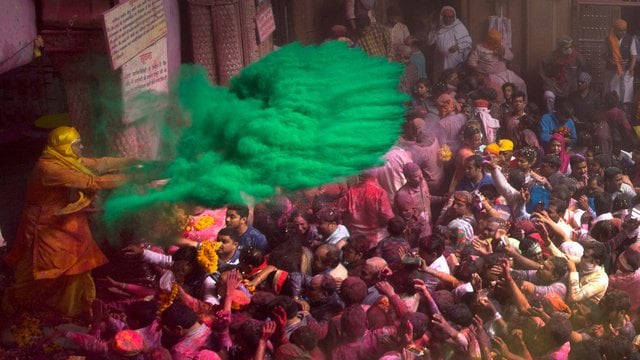 Indija švenčia spalvingąjį „Holi“ festivalį: gatvės nusidažė skirtingomis spalvomis