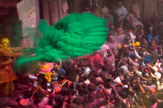 Indija švenčia spalvingąjį „Holi“ festivalį: gatvės nusidažė skirtingomis spalvomis