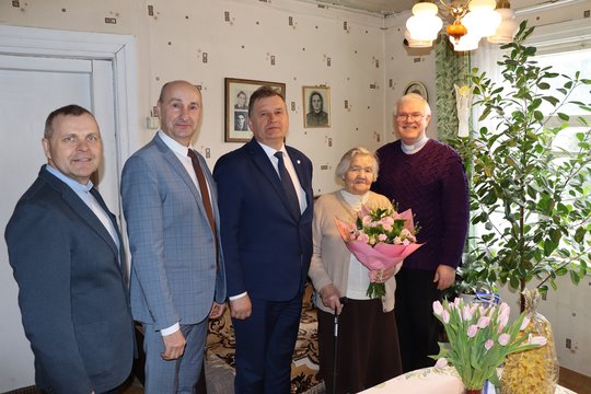 Aplankyta ir 95-ojo gimtadienio proga pasveikinta Dūkšto seniūnijoje, Kaniūkų kaime, gyvenanti politinė kalinė, tremtinė, buvusi partizanų ryšininkė Ona Butrimaitė-Laurinienė.