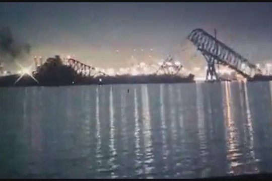 Užfiksavo siaubingą nelaimę JAV: atsitrenkus laivui sugriuvo Baltimorės tiltas