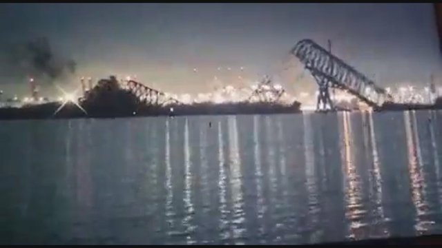 Užfiksavo siaubingą nelaimę JAV: atsitrenkus laivui sugriuvo Baltimorės tiltas