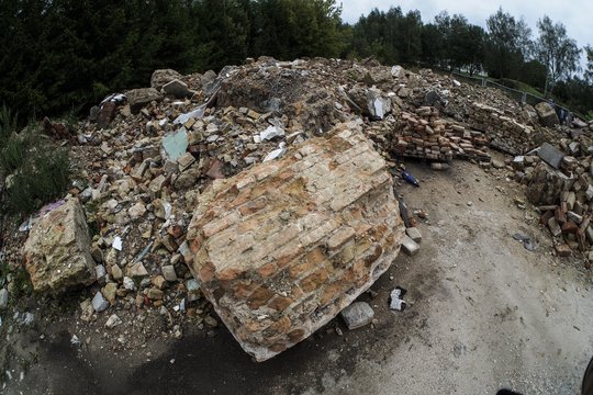 Aplinkos apsaugos departamentas už viename valstybei priklausančiame žemės sklype neteisėtai užkastas 10 tūkst. tonų atliekų priskaičiavo rekordinę beveik 104 mln. eurų žala gamtai, praneša „15min“.