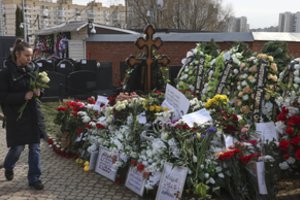 Stačiatikių tradicija: praėjus 40 dienų po A. Navalno mirties šalininkai rinkosi prie jo kapo