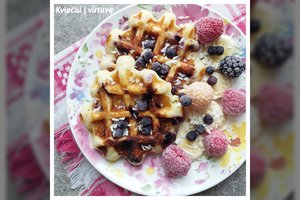 Pusryčiai, kurių niekas nepramiegos – vafliai su varške ir mėlynėmis