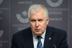 A. Anušauskas NSGK vadovo kėdėje matytų buvusį kariuomenės vadą A. Pocių