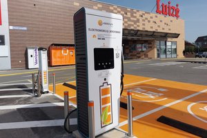 „Elektrum Lietuva“ plės elektromobilių įkrovimo tinklą: numatyta investuoti 9 mln. eurų, įrengti 150 naujų įkrovimo vietų