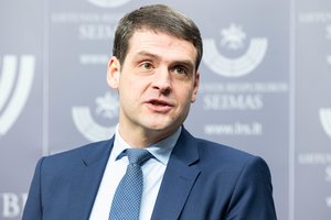 Prezidento rinkimuose kandidatuojančio R. Žemaitaičio atstovai VRK pristatė surinktus parašus