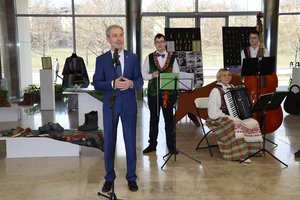 Pristatytoje parodoje džiaugėsi liaudies meno tradicijas tęsiančiais kūrėjais