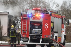 Ukmergės rajone kilo gaisras – iš degančio namo spėta išvesti žmogų