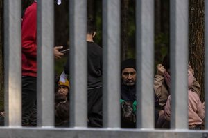 Iš Baltarusijos į Lenkiją mėgino nelegaliai patekti 243 migrantai: pareigūnus apmėtė akmenimis