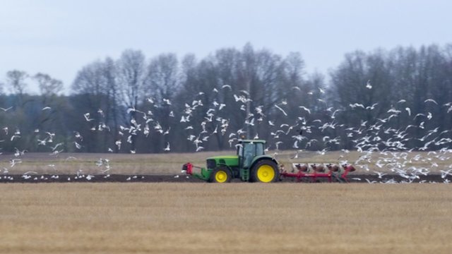 Ateities žemės ūkis – ne tik galingi ir modernūs traktoriai: Lietuvoje pradės veikti pirmoji dronų stotis