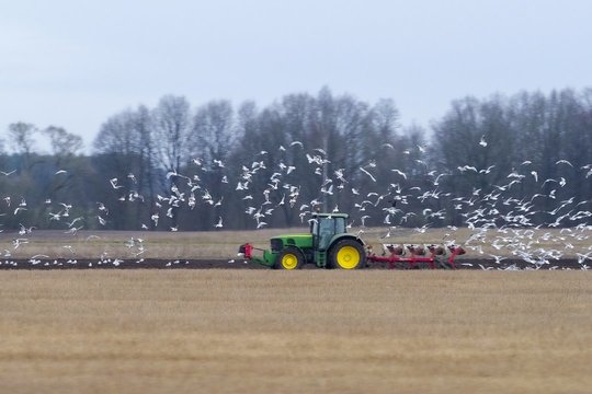 Ateities žemės ūkis – ne tik galingi ir modernūs traktoriai: Lietuvoje pradės veikti pirmoji dronų stotis