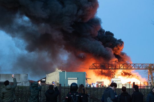 Vaizdai iš didžiulio gaisro Vilniuje: nufilmuotos liepsnos ir dūmai