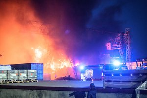 Vilniaus automobilių laužyne kilęs gaisras lokalizuotas: naktį bus gesinamas metalo laužas