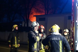 Kovojant su gaisru Vilniuje – įspėjimas dėl ketvirtadienio ryto: ugniagesių laukia sunki naktis