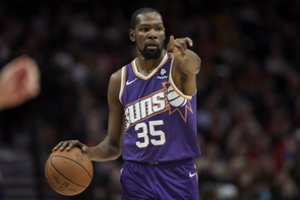 „Suns“ įveikė retai pralaiminčius NBA čempionus