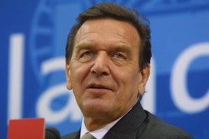 Buvęs Vokietijos kancleris G. Schroderis ragina derėtis su V. Putinu: siūlo savo paslaugas