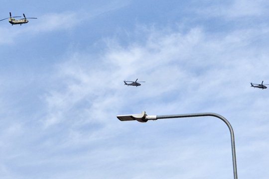  „Ketvirtadienį gyventojai gali išvysti šventei repetuojančius keturis Jungtinių Amerikos Valstijų karinių oro pajėgų sraigtasparnius: du „Black Hawk“ ir du „Chinook“.