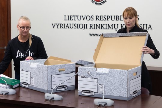 Igno Vėgėlės komanda pristatė rinkėjų parašų rinkimo lapus.