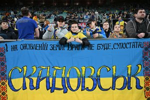 „Z-S-U!“: už Ukrainos futbolo pergalių – nerimas ir viltys dėl karių fronte
