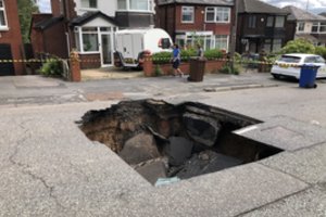 Romoje atsivėrusi milžiniška smegduobė prarijo du automobilius