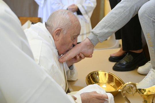  Popiežius Didįjį Ketvirtadienį mazgojo kojas 12 kalinių